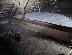 Zateplení stropu rodinného domu pomocí foukané izolace